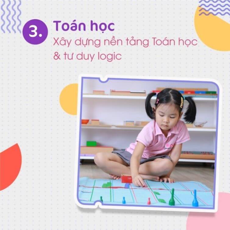 Montessori giúp trẻ làm quen với toán học thông qua các biểu tượng số học, nhận biết về lượng, thực hiện các phép tính từ đơn giản.