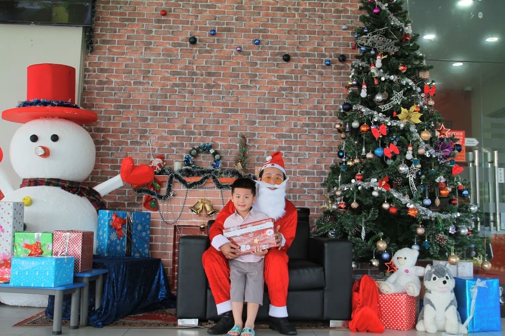 Tặng quà noel - Trường mầm non kinder world