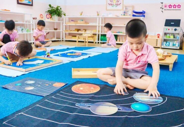 Phương pháp Montessori tại trường mầm non timhieulichsuquancaugiay.edu.vn góp phần giúp trẻ phát triển ngôn ngữ một cách toàn diện.