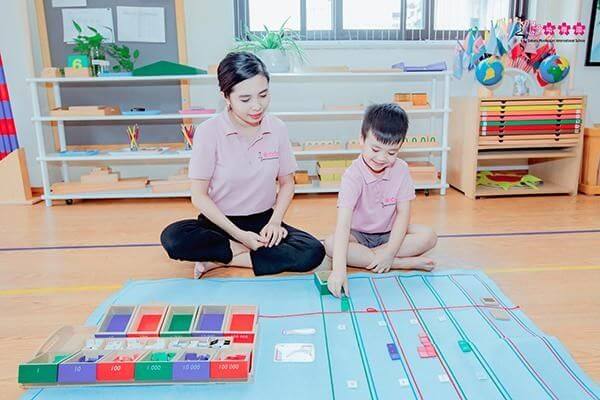 Chương trình Montessori chuẩn Quốc tế kết hợp nhuần nhuyễn thực hành trực quan với giáo cụ và học đa giác quan, học qua việc làm