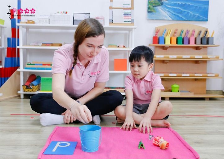 Sự khác nhau giữa phương pháp Montessori Reggio Emilia trong giáo dục mầm non